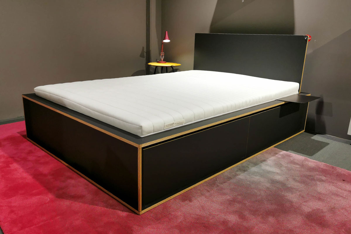 Bett Spaze inkl. Nachttischablage Spaze Add-On Table von Mller Mbelwerksttten